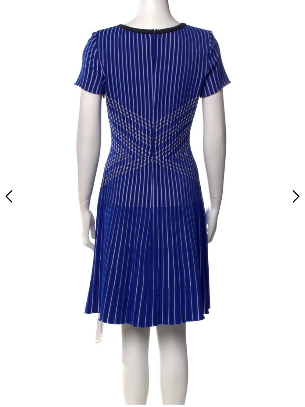 St. John knee length dress./Size  10/ excellent condition - Picture 2 of 6